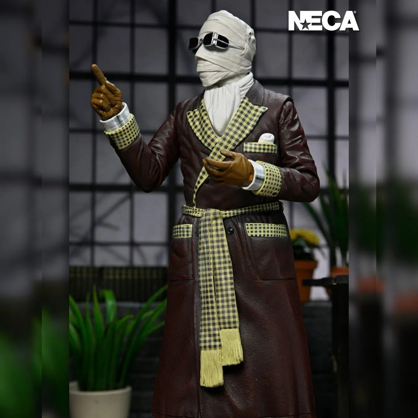 Universal Monsters: Ultimate Invisible Man: "Kemp House": Color Version: Ultimate 7" Action Figure: Neca Neca